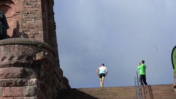 Läufer auf Treppe zum Kyffhäuserdenkmal