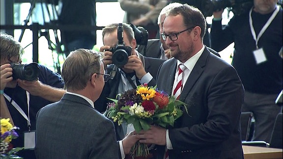 Ministerpräsident Ramelow überreicht dem neuen Landtagspräsidenten König Blumen