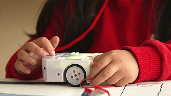 Miniroboter in Kinderhand