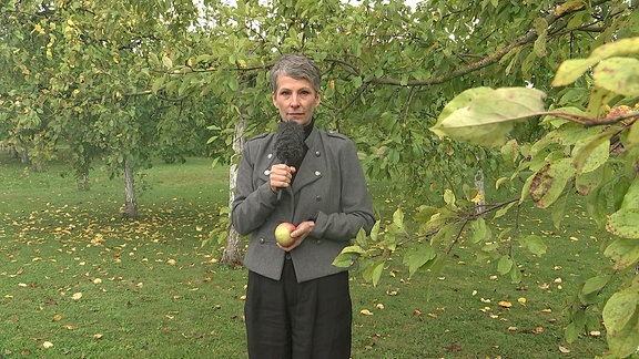 Wetterreporterin Sandra Voigtmann mit einem Apfel in der Hand