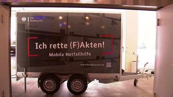 Anhänger mit Aufschrift "Ich rette (F)Akten!"