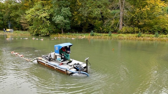 Amphibienfahrzeug mit Schlammpumpe auf einem See