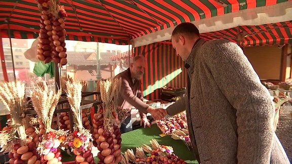 Standkontrolle auf dem Zwiebelmarkt