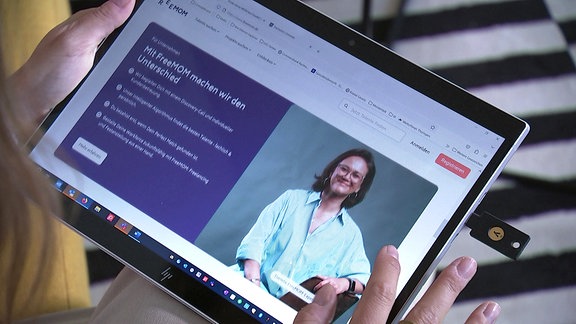 Online-Portal von FreeMom auf dem Tablet