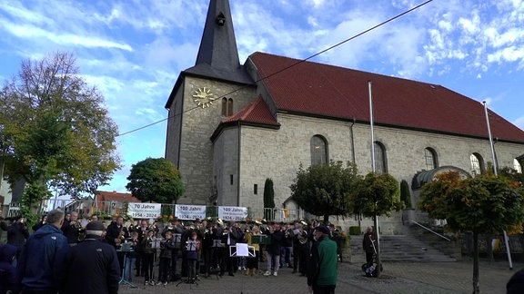 Bläser vor Kirche in Bickenriede