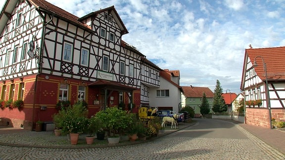 Dorfstrasse mit Fachwerkhaus