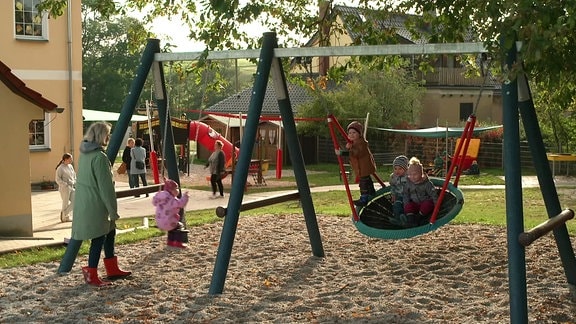 Kinder auf einem Spielgerät