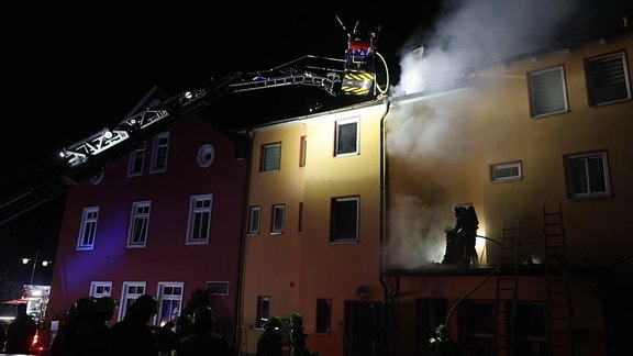 Feuerwehrleute löschen einen Brand.