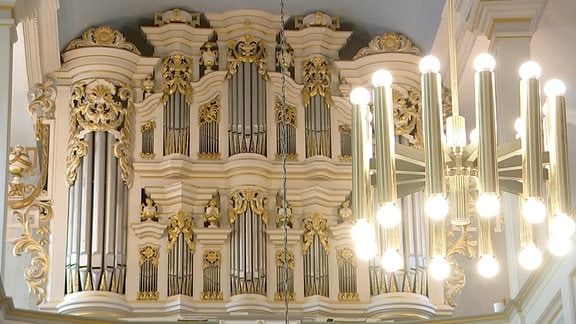 Orgel in Weiß und Gold in einem Kirchenschiff