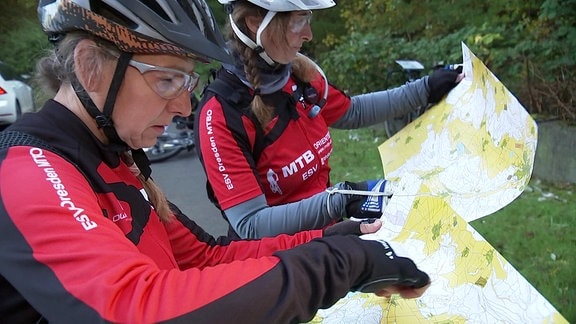 Mountainbikerinnen beim Kartenlesen