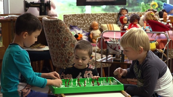 Kinder spilen zusammen in der Kita..