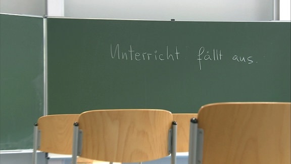 Schultafel mit Aufschrift "Unterricht fällt aus"