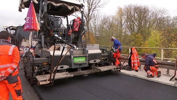 Asphalt wird aufgebracht