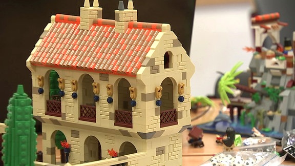 ein zweistöckiges Haus aus Legosteinen