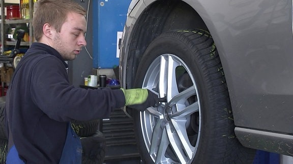 Mechaniker beim Reifenwechsel