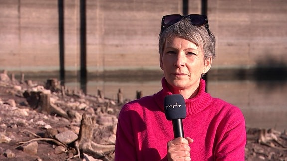 Sandra Voigtmann am Ufer der Lütsche 