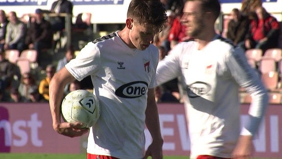 Ein Spieler von Meuselwitz auf dem Platz mit einem Ball in der Hand 