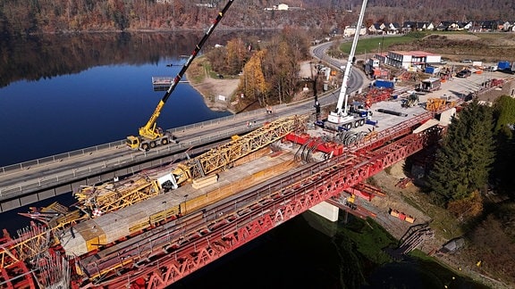 Eingestürzter Kran auf Brücke 