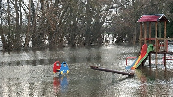 Überfluteter Spielplatz