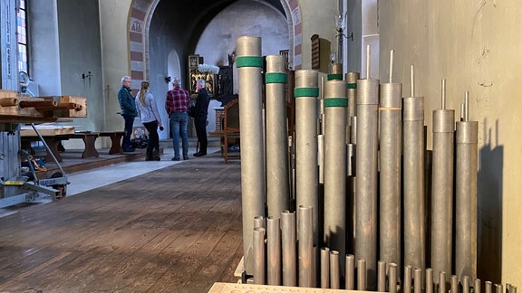 Kurz vor Weihnachten brannte der Altar in der Dorfkirche im Rudolstädter Ortsteil Volkstedt. Die Feuerwehr handelte schnell und umsichtig. Dennoch müssen die Brandspuren beseitigt werden - und dafür muss die Orgel raus.