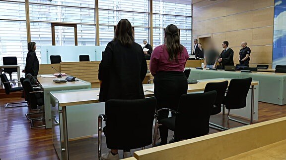 Menschen in einem Gerichtssaal