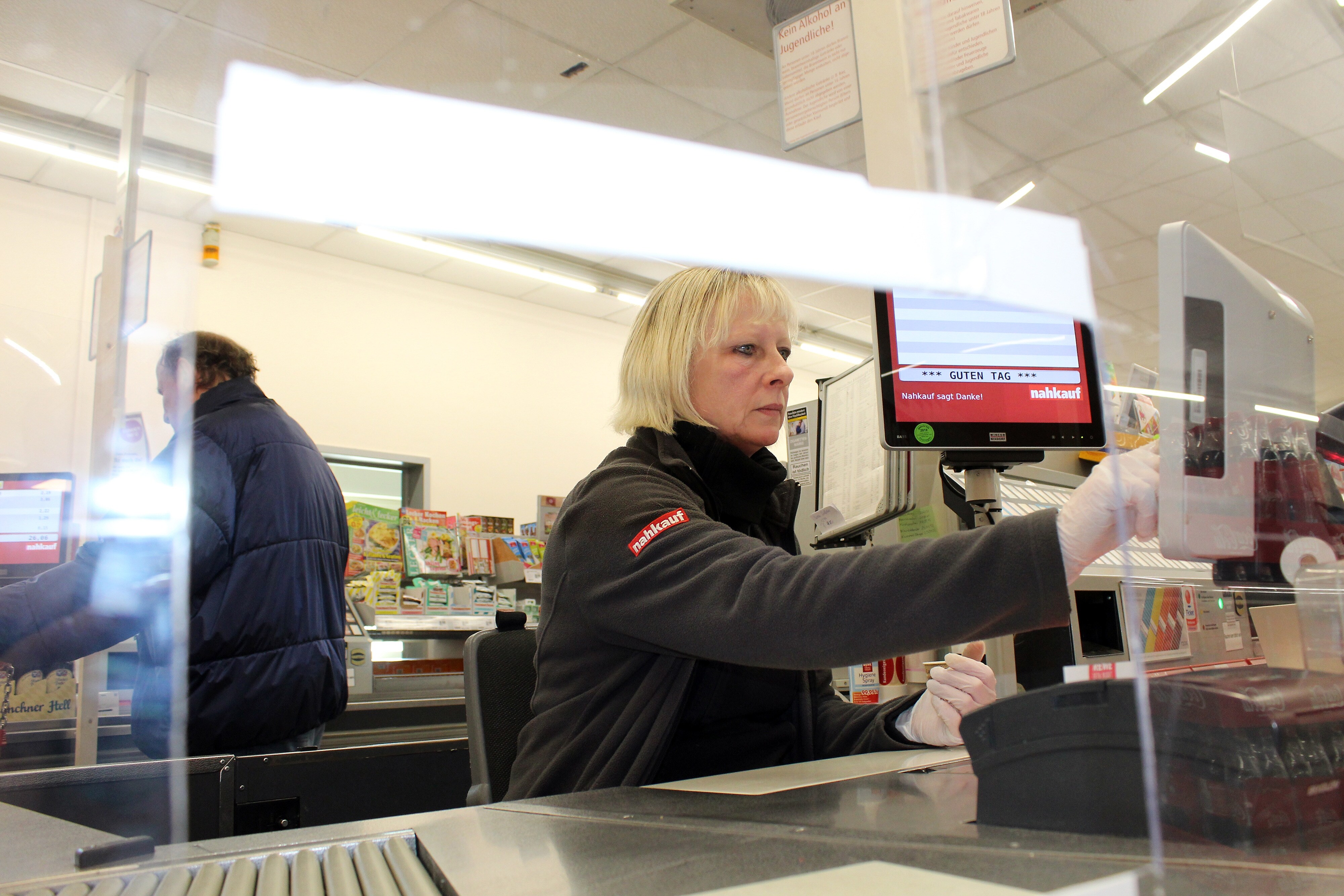 Systemrelevante Berufe CoronaAlltag im Supermarkt MDR.DE