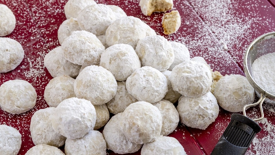 A plate of freshly-baked Schneeflöckchen cookies