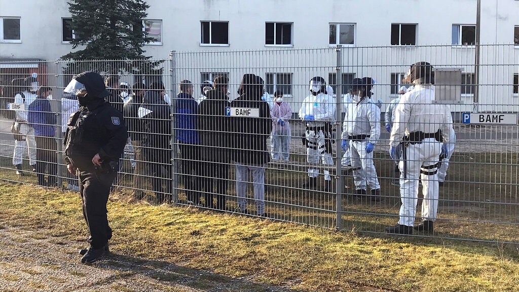 Polizei Holt Storer Aus Fluchtlingsunterkunft In Suhl Mdr De