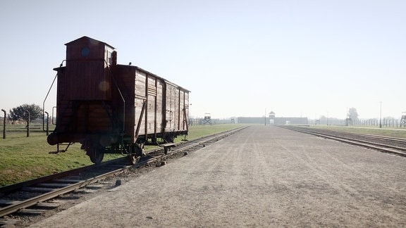 Güterzugwagen vor den Toren von Auschwitz