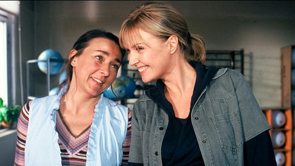 Karin (Katharina Böhm, l.) und Anke (Steffi Kühnert) amüsieren sich über ihren Chef.