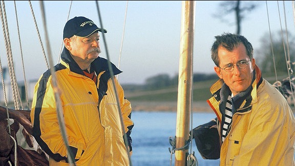 Olaf Krüger (Martin Lindow, rechts) braucht ein Alibi und vertraut sich seinem zukünftigen Schwiegervater Gerhard Delitz (Dieter Montag, links) an.