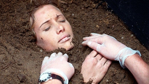 Grausamer Fund auf dem Friedhof: Die Kommissare Ehrlicher und Kain lassen die tote Jenny (Nadeshda Brennicke) ausgraben.