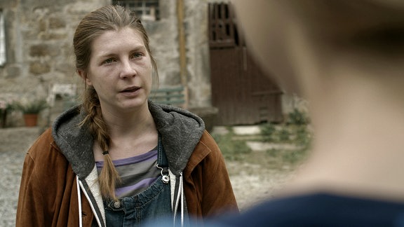 Anna Schinz als Karolina, die Schwester des Toten.