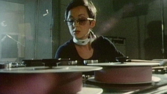 Eine Frau an einem Tonbandgerät