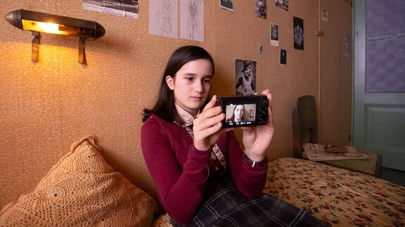 In fünfzehn Folgen teilt Luna Cruz Perez in der Rolle von Anne Frank ihr Leben, ihre Gedanken und Gefühle mit Hilfe einer Kamera.