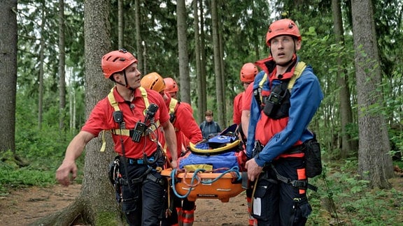 Das Sebnitzer Bergwacht-Team birgt eine verletzte Wanderin.