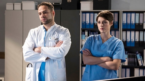 Die Ärzte, Dr. Matteo Moreau (Mike Adler, l.) und Dr. Theresa Koshka (Katharina Nesytowa, r.), haben herausgefunden, dass Ameena offenbar in die Fänge von Organhändlern geraten ist