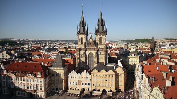 Der Altstädter Ring mit der gotischen Teynkirche in Prag