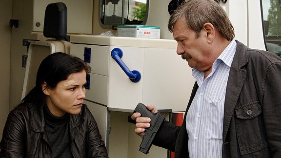 Was wollte sie mit der Waffe? Schneider (Wolfgang Winkler) ist entsetzt über das Verhalten seiner Kollegin Pia Hesse (Katharina Wackernagel). 