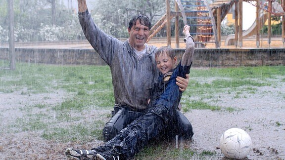 Oliver (Francis Fulton-Smith) und Moritz (Maximilian Werner) spielen trotz Regen Fussball