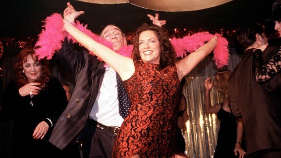 Im Nachtclub der "Roten Rita" steht Tatjana Laake (Christine Neubauer) im Mittelpunkt jeder Party.