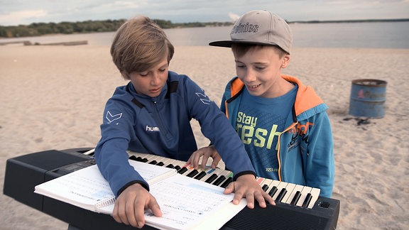 Luis und Felix mit Keyboard am See