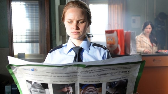 Die Polizistin Janine (Sonja Gerhardt) droht Katharina (Anna Fischer) auf einem Fahndungsplakat zu erkennen