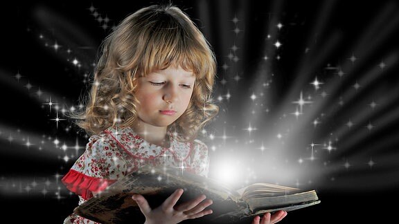 Ein Mädchen mit Buch, aus dem Lichtstrahlen und Sterne kommen