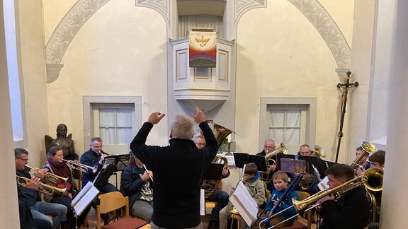 In der hübschen Dorfkirche probt der Posaunenchor fürs Weihnachtskonzert. Das Thiemendorfer Orchester gibt es seit über 60 Jahren und es gibt Konzerte in der gesamten Region.