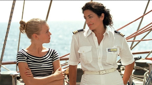 Cruisedirektorin Marlene (Christine Neubauer, re.) kümmert sich um Stefanie (Frauke Schönhals)