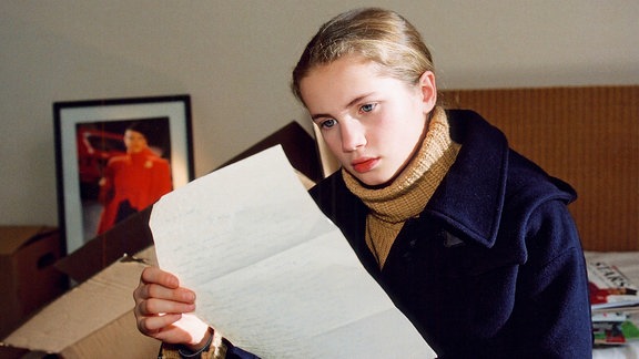 Lilly (Cornelia Gröschel) hat einen Brief von Lena an Rita gefunden.