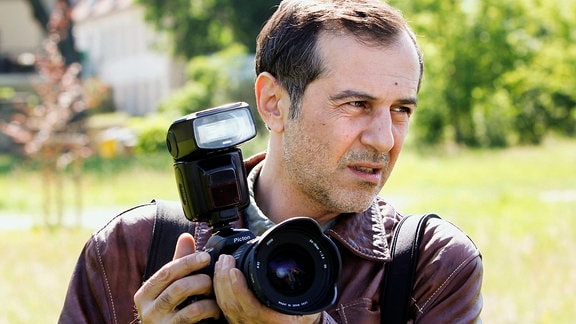 Pressefotograf Roman Rustaveli (Merab Ninidze)