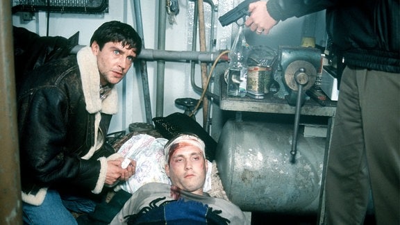 Die Polizei stellt die beiden Einbrecher Erik Vesper (Oliver Bootz) und Martin Sander (Sebastian Achilles) in ihrem Versteck