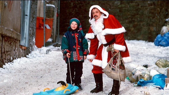 3_ Ein Junge mit Wolfgang Paschke (Wolfgang Stumph) als Weihnachtsmann.